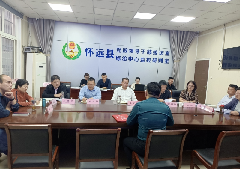 王庆武在怀远县群众来访接待中心开门接访